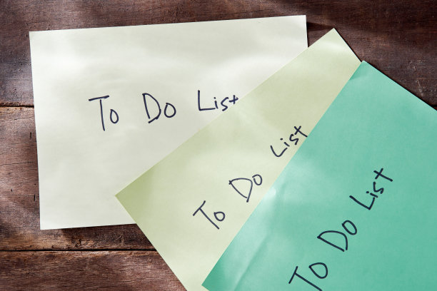 待办事项清单放在桌面上图片下载