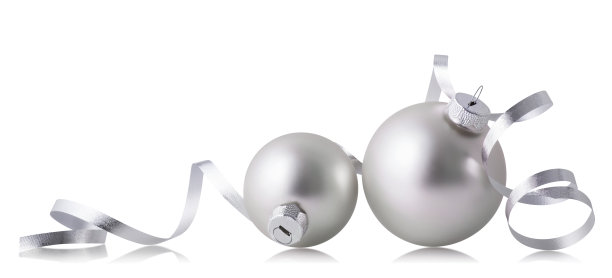 银色圣诞球与丝带孤立的白色背景。图片下载