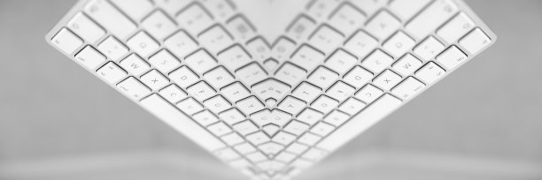 对称反射的白色电脑键盘。抽象的背景。图片下载