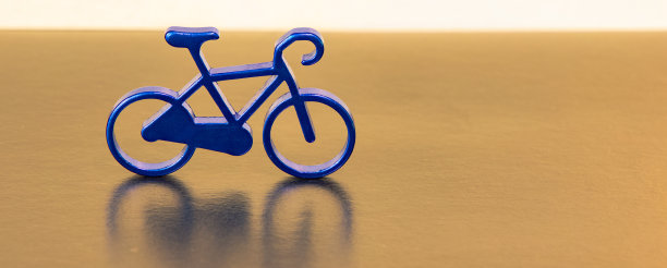 装饰循环饰品对象在无焦点背景金色和白色视图与空白复制空间为您的文本在这里图片下载