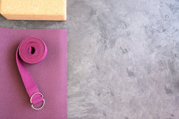 打开瑜伽垫与软木块和瑜伽带。瑜伽练习道具背景。副本的空间。图片下载