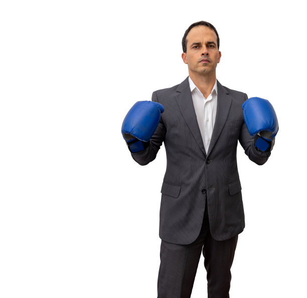 男子站在正式的衣服和拳击手套做战斗姿势(白色背景)。图片下载