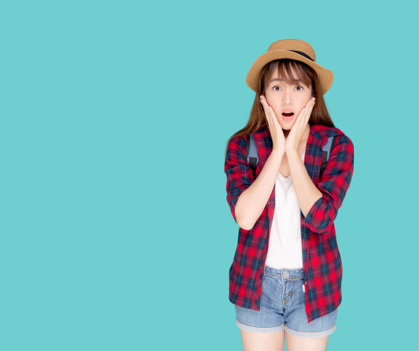 美丽的肖像年轻的亚洲女人微笑和惊喜穿着旅游夏季时装游客在度假孤立在蓝色的背景，女孩震惊的表情和情感，假日概念。图片下载