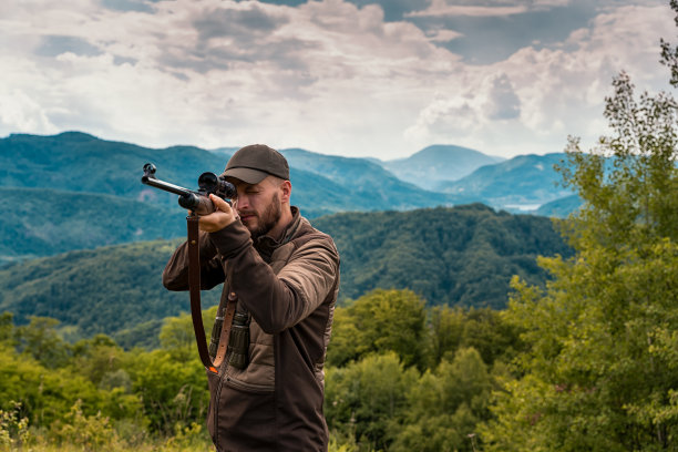 猎人在山区高处瞄准一枪图片下载