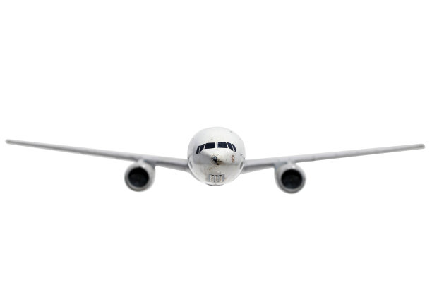 一架孤立的飞机以不同的角度在空中飞行。图片下载