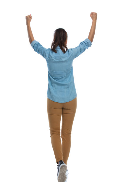 漂亮的休闲女人庆祝和行走的背影图片下载