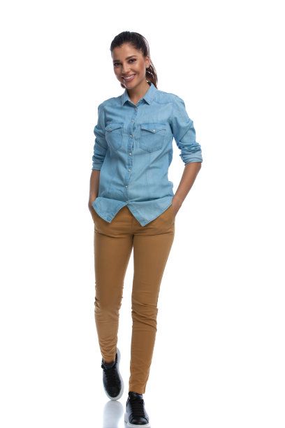 开朗、潇洒、随意的女人双手插在口袋里微笑着图片下载