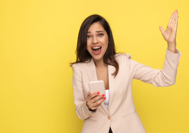 热情的年轻女孩举起手来介绍图片下载