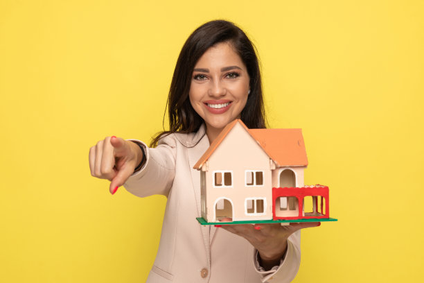 迷人的女商人展示建筑模型图片下载