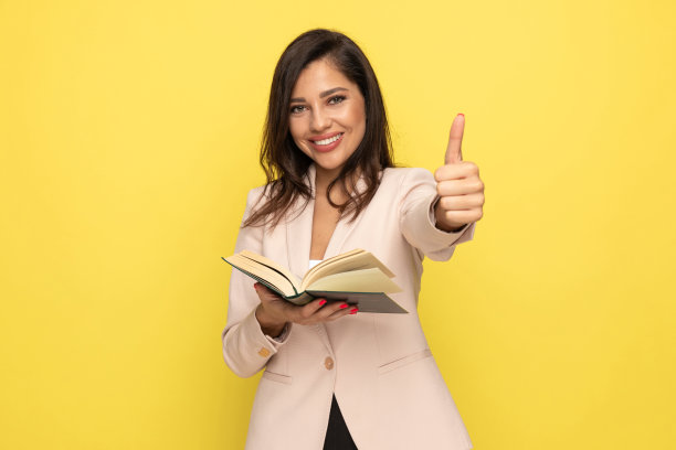 快乐的年轻女商人读书和微笑图片下载