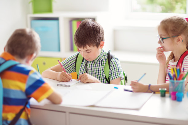 孩子们坐在教室里图片下载