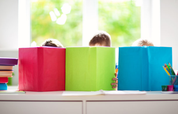 孩子们背着背包坐在学校附近的楼梯上图片下载