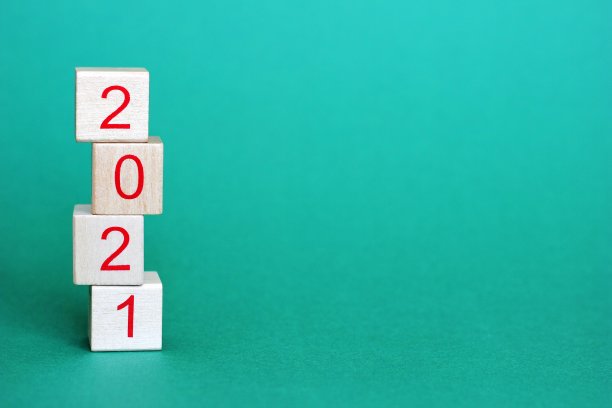 数字2021写在木块上，木块摞在一起，形成一个金字塔。2021年新年概念。图片下载