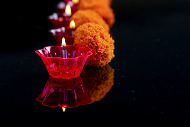 印度的排灯节，万寿菊花和彩色的油灯在黑色的背景图片下载