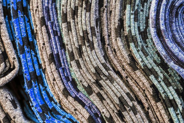 在面料市场上发现的不同颜色的布料和织物样品的详细近距离查看图片下载