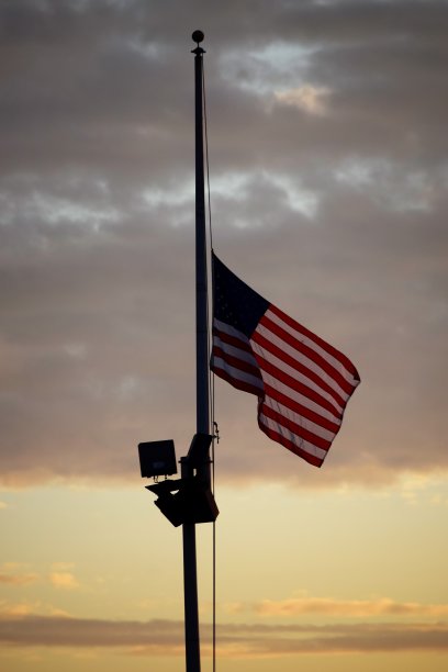 日出时的美国国旗图片下载