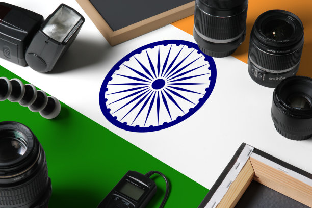 印度国旗与俯视个人摄影设备和工具在白色木制桌子上，复制空间。图片下载