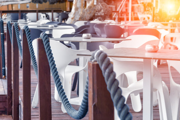 海边咖啡馆的美丽景色。图片下载