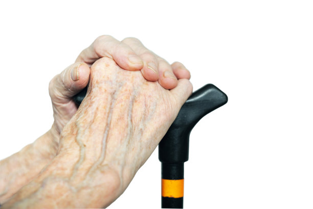 一个老人在白色的背景上拿着手杖图片下载