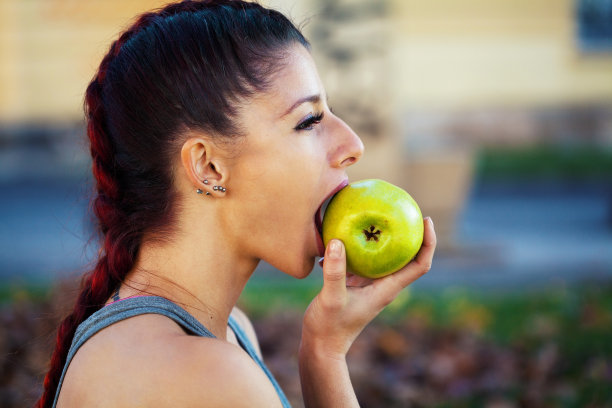 年轻女子在吃苹果图片下载