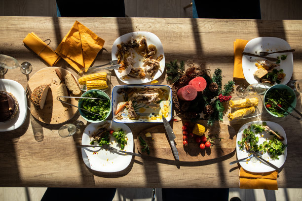 圣诞午餐后的餐桌图片下载