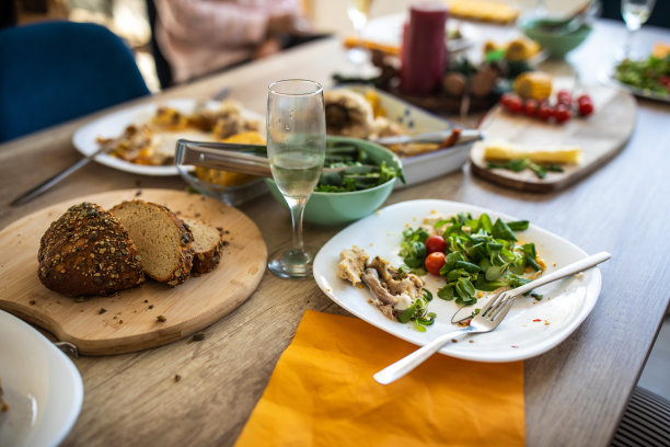 圣诞午餐后的剩饭图片下载