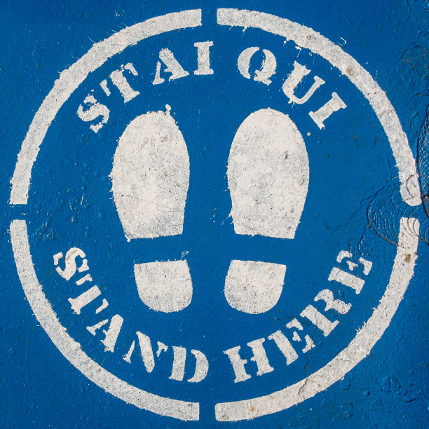 地板上画着社交距离标志图片下载