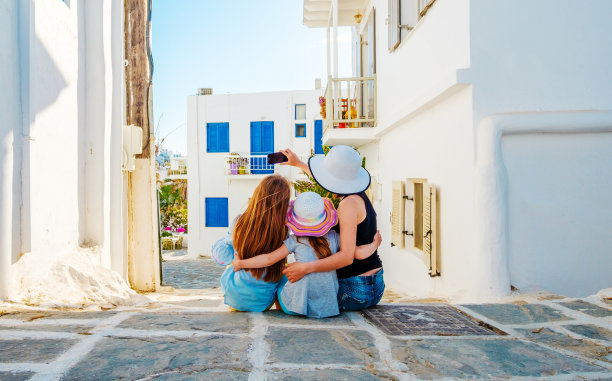 母女俩在希腊街头自拍图片下载