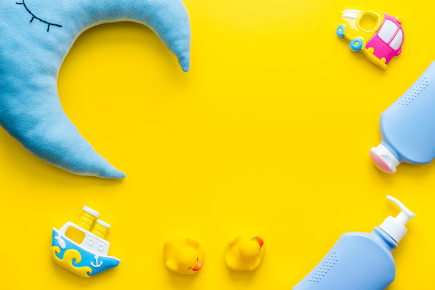 浴室的桌子上放着婴儿护理用品图片下载