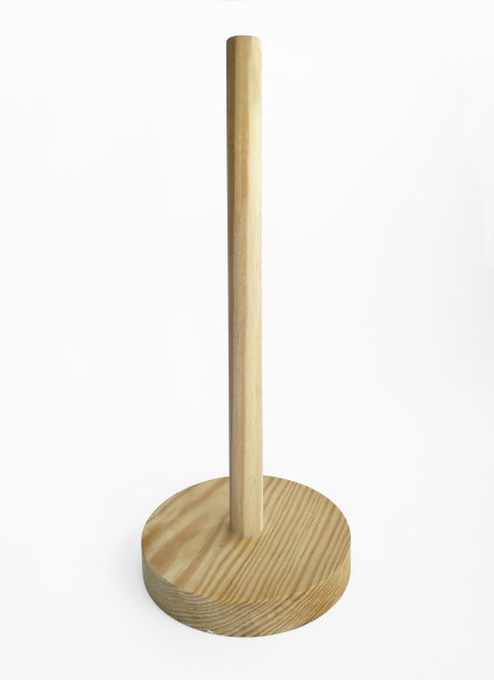 木制的厨房卷架孤立在白色背景上。厨房配件。垂直支撑厨房纸卷，餐巾纸或纸巾。图片下载