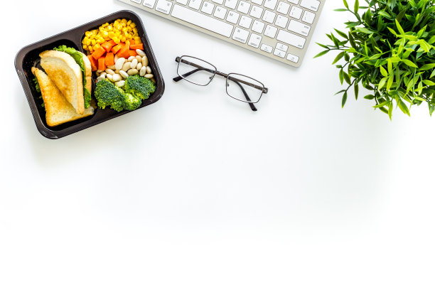 网上订餐送到办公室或家里。工作场所的午餐盒图片下载