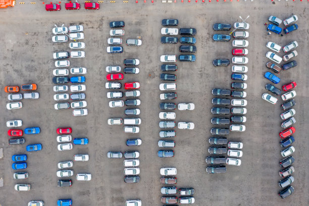 新停车场的鸟瞰图。图片下载