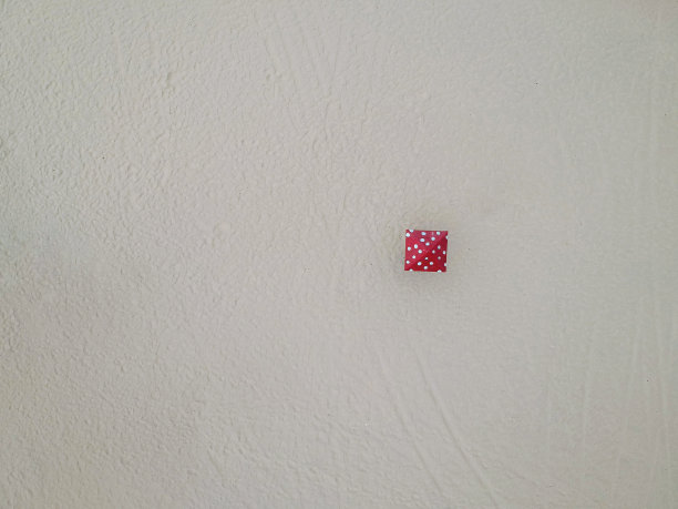 空湖海滩的空中夏季视图。图片下载