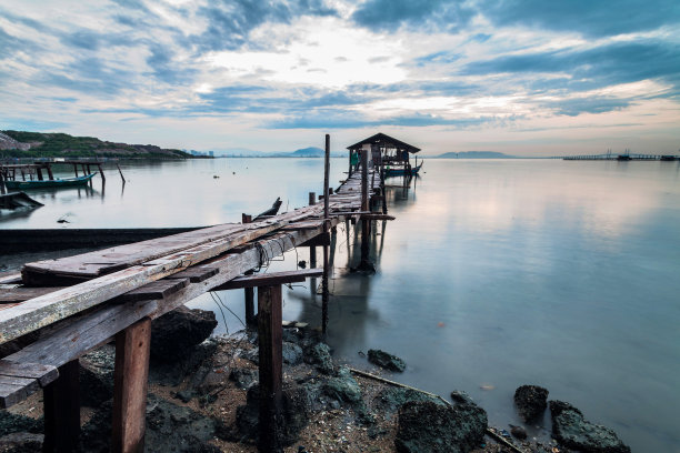 在槟榔屿乔治城，日出时岸边的小木屋图片下载