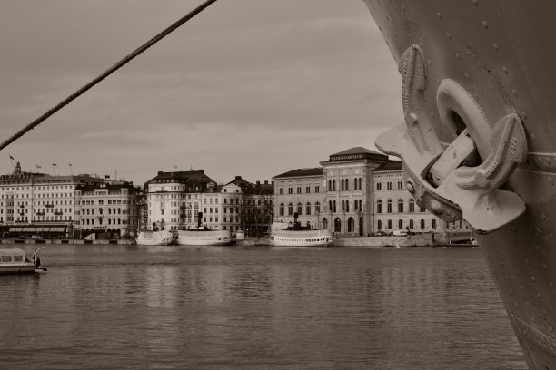 在黑褐色前景的老锚图片下载