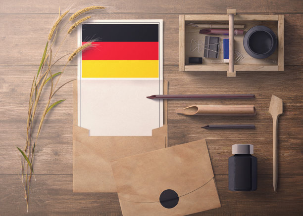德国邀请函、庆祝信理念。旗帜与牛皮纸和信封。复古主题以分、墨、木笔为对象。图片下载