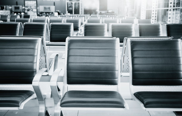 离境区空座位。机场内部视图。交通、商务旅行、度假主题概念图片下载