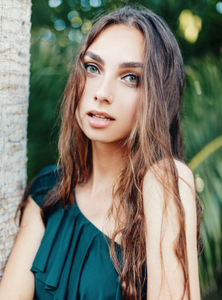 美丽的年轻女子肖像在自然。图片下载