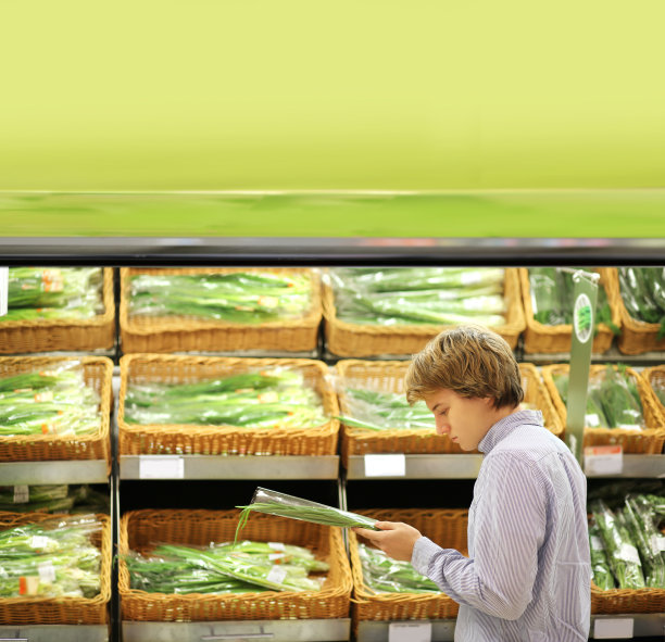 一个年轻人在市场买菜图片下载