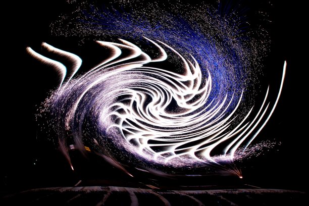 夜空中神秘的光芒图片下载