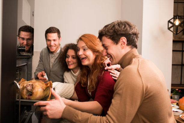 一家人在烤火鸡，玩得很开心图片下载