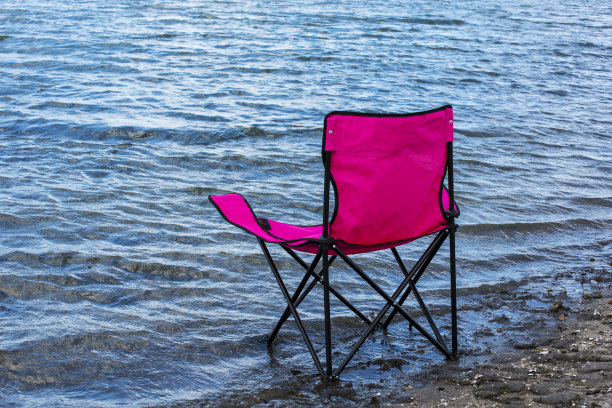 海滩上的露营椅图片下载