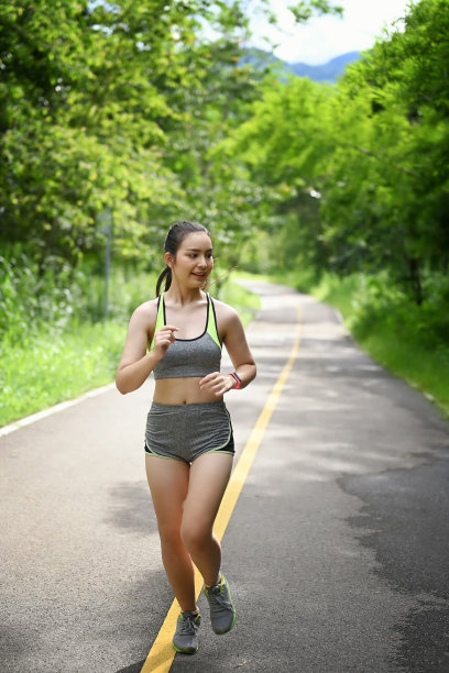 快乐运动女人的肖像晨跑户外。图片下载