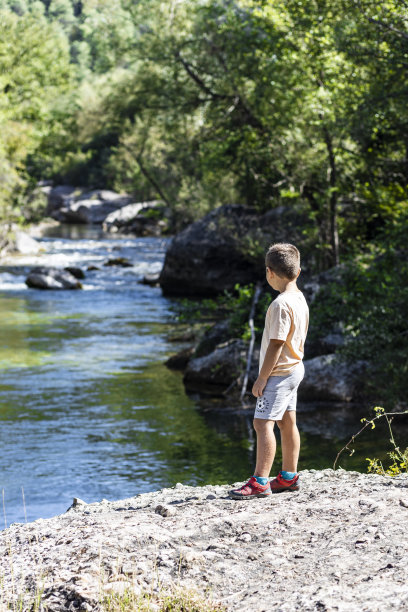 放松的孩子在河边图片下载