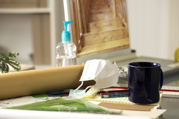 建筑师书桌和笔记本电脑与改造计划屏幕上。图片下载