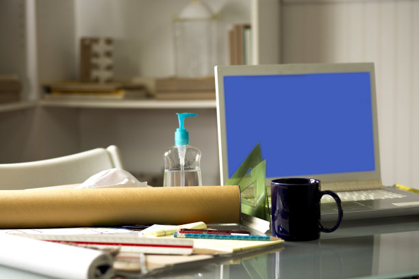 建筑师书桌和笔记本电脑与改造计划屏幕上。图片下载