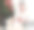 年轻女子在家里的办公室写纸条，手里拿着礼物盒，准备圣诞节。冬天假日销售图片下载