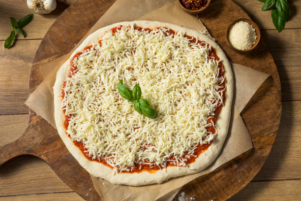 准备自制的生奶酪披萨图片下载