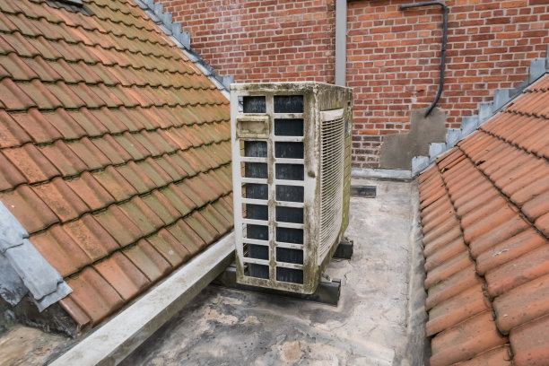 两个屋顶之间有一个冷却装置图片下载