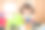 年轻女孩玩创造性玩具积木在家上学图片下载